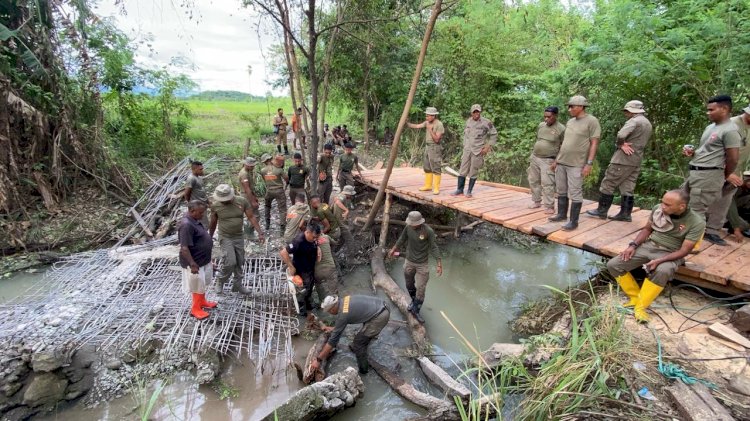 Dari Brimob Polda NTT untuk Rakyat: Tangan-Tangan Tangguh Bangun Harapan di Tua Tuka