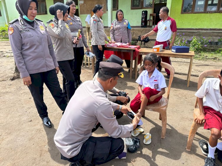 Polwan Polres Lembata Jadi Guru Sehari di SDN 1 Waijarang, Beri Bantuan Perlengkapan Sekolah dan Tanamkan Edukasi Hukum serta Cegah Bullying Sejak Dini