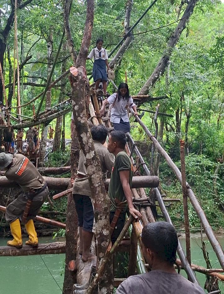 Brimob Polda NTT Bangun Jembatan Darurat di Desa Dikira Sumba Barat Daya, Akses Anak Sekolah Segera Terbuka