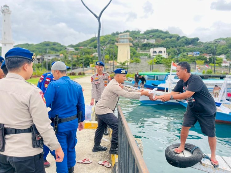 Polairud Polda NTT Tebar Takjil di Pesisir dan Lautan, Wujud Kepedulian di Bulan Suci Ramadhan