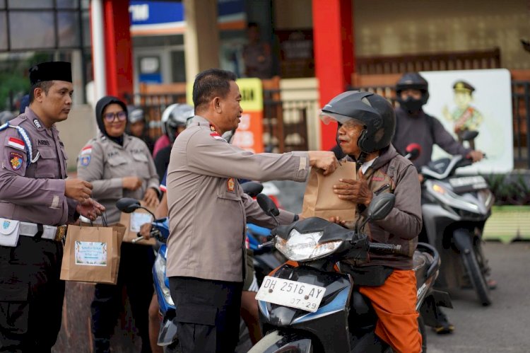 Polresta Kupang Kota Berbagi Takjil di Bulan Ramadhan, Wujud Kepedulian dan Kedekatan Polri dengan Masyarakat
