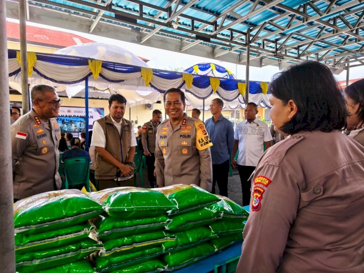 Kapolda NTT Tinjau Gerakan Pangan Murah di Polresta Kupang Kota, Warga Antusias Dapatkan Sembako Terjangkau