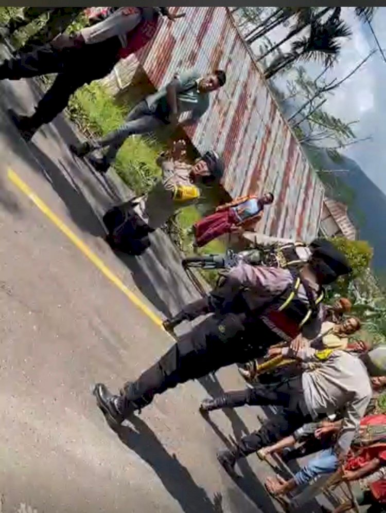 Di Antara Dua Massa yang Nyaris Bentrok, Polisi Berlutut Demi Mencegah Pertumpahan Darah