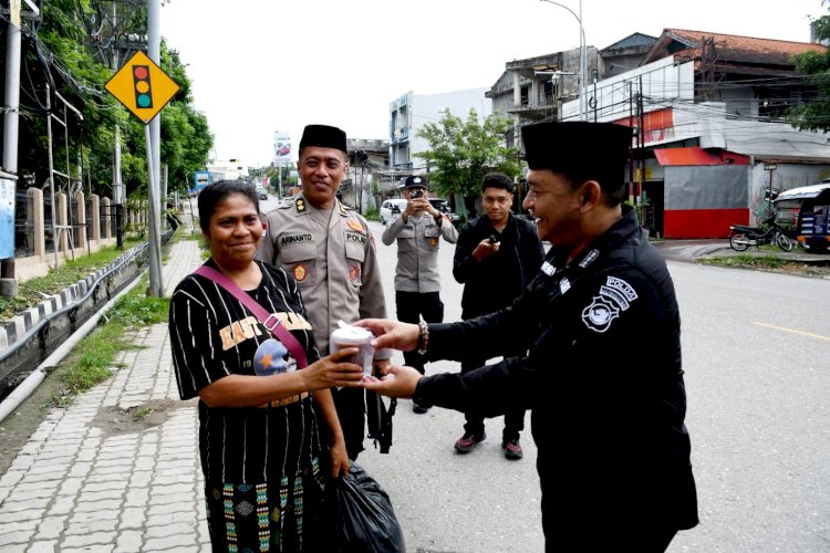 Wujud Kepedulian di Bulan Suci Ramadhan, Bidhumas Polda NTT Bagikan 200 Paket Takjil kepada Masyarakat Pengguna Jalan
