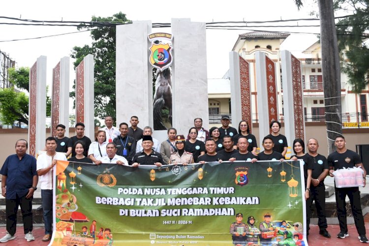 Semangat Berbagi di Bulan Suci Ramadhan, Polda NTT Bersama SMSI Bagikan Takjil untuk Masyarakat Kota Kupang
