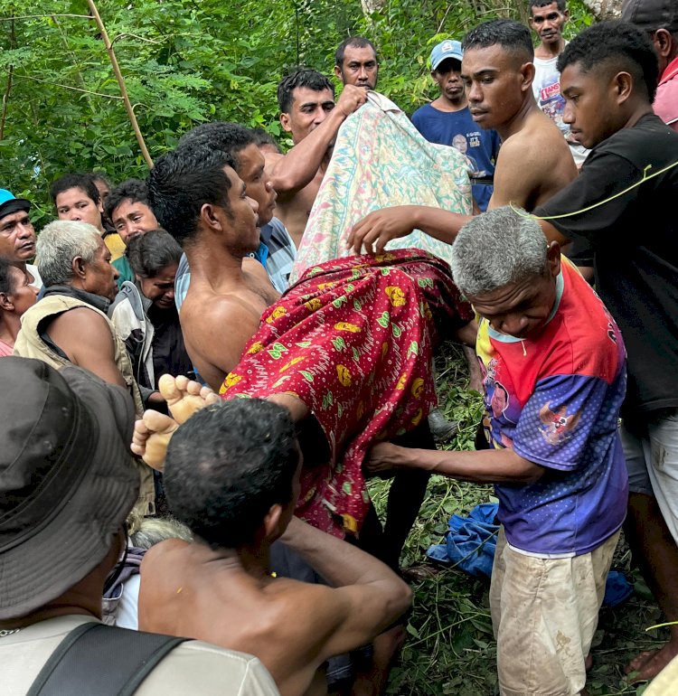 Aksi Cepat Personel Brimob Polda NTT Evakuasi Korban Tenggelam di Kupang