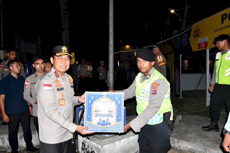 Kapolda NTT Turun Langsung Pantau Kamtibmas Jelang Idul Fitri, Bagikan Parcel untuk Personel dan Cek Kesiapan Bandara Eltari Kupang