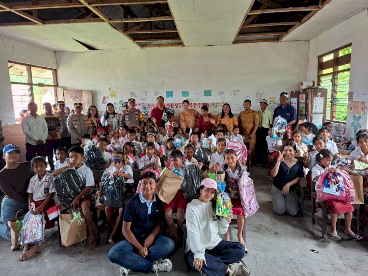 Peduli Masa Depan Generasi Sumba Timur, Wakapolda NTT Salurkan Bantuan untuk Siswa dan Sekolah