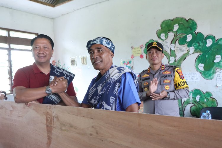 Kunjungan Penuh Makna: Wakapolda NTT Bantu Perbaiki Fasilitas Belajar di SD Hiliwuku