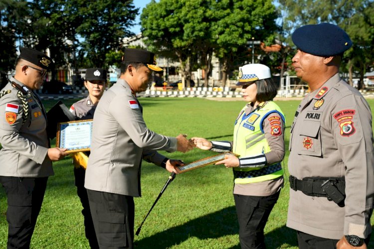 Kapolda NTT Berikan Penghargaan kepada Personel Berprestasi, Tekankan Semangat Pengabdian dan Integritas