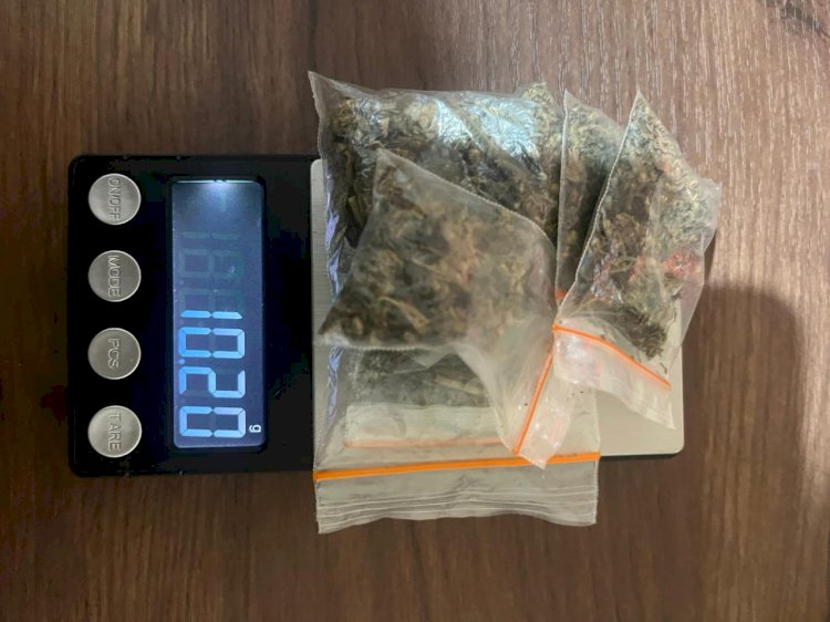 Polres Flores Timur Amankan Dua Terduga Pengedar Ganja di Pelabuhan Larantuka