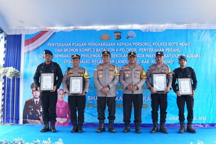 Kapolda NTT Beri Penghargaan Penyelamat Paus dan Tinjau Kawasan Garam Nasional