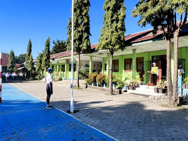 Program Kapolda NTT, Polisi Serentak Jadi Irup di Sekolah: Tanamkan Disiplin hingga Cegah Kekerasan pada Pelajar