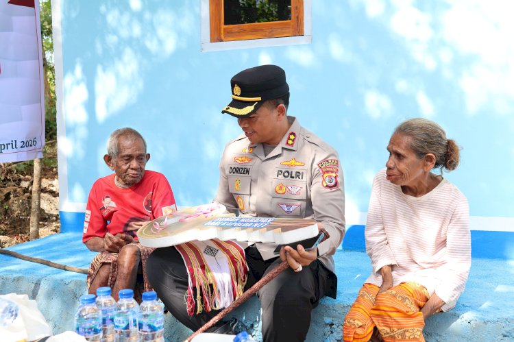 Kapolres TTS Serahkan Rumah Harapan dari Kapolda NTT kepada Warga Desa Binaus