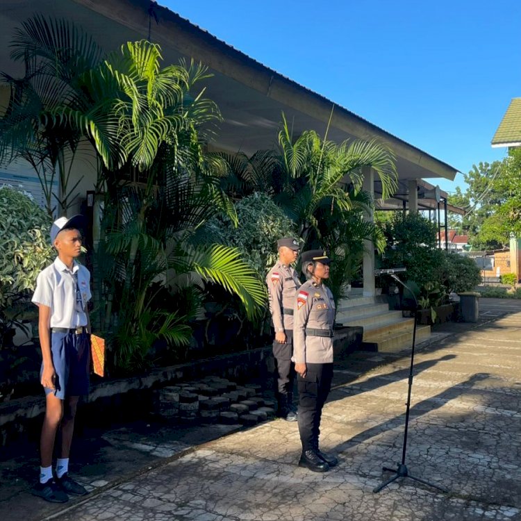 Dirbinmas Polda NTT: Polisi Jadi Irup di SMP St Familia Kupang, Tanamkan Disiplin dan Kesadaran Berlalu Lintas Sejak Dini