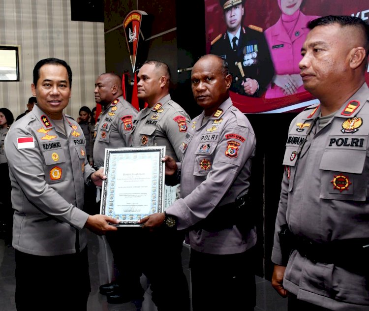 Kapolda NTT Beri Penghargaan Empat Personel Brimob atas Dedikasi Pembangunan Jembatan di Wilayah NTT