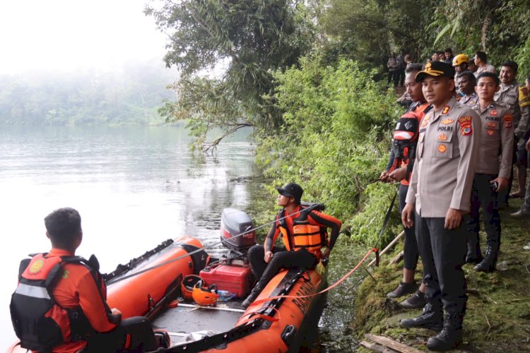 Kapolres Manggarai Timur Pantau Langsung Pencarian Hari Kedua Korban Tenggelam di Danau Ranamese