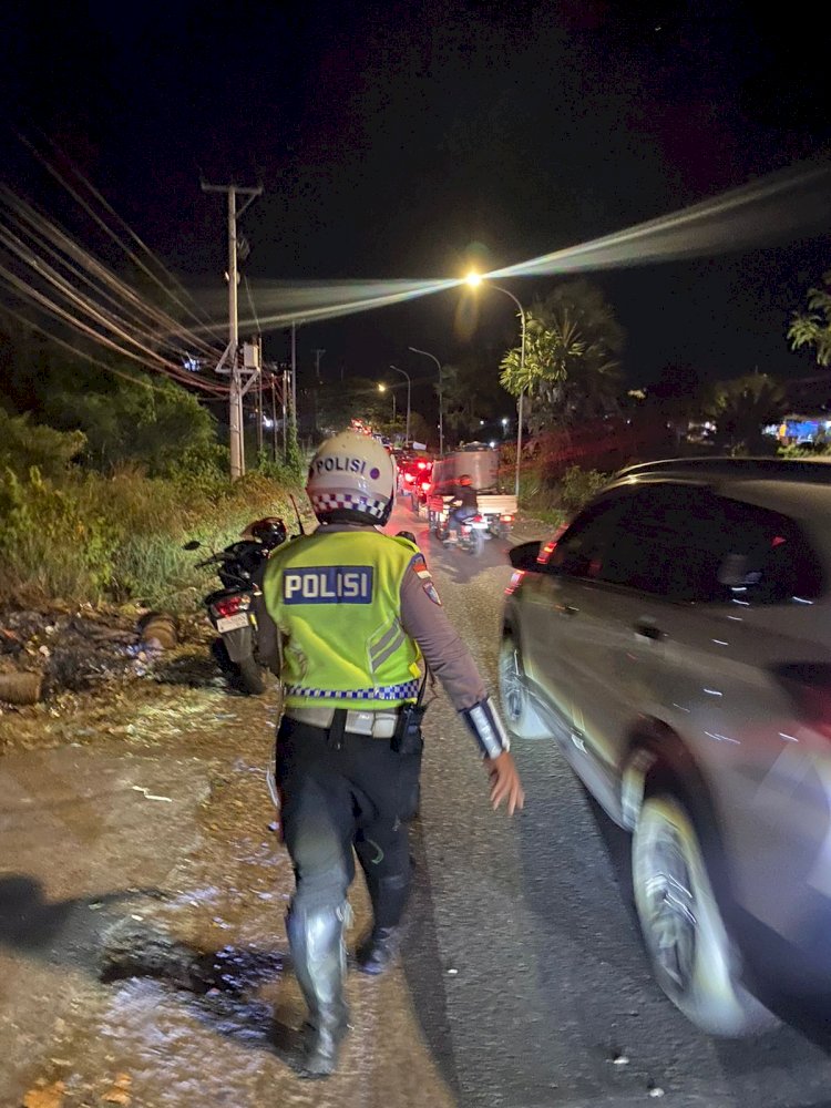 Respons Cepat Call Center 110, Personel Polresta Kupang Kota Urai Kemacetan Akibat Truk Kontainer Rusak di Depan Konsulat Timor Leste