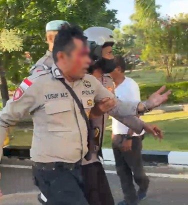 Polda NTT Kedepankan Pendekatan Humanis Saat Aksi Unjuk Rasa di Kupang, Dua Anggota Polisi Terluka Akibat Lemparan Batu