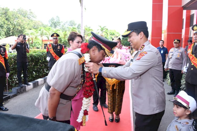 Haru dan Penuh Penghormatan, Kapolda NTT Pimpin Tradisi Pedang Pora Pelepasan Brigjen Pol Baskoro Tri Prabowo