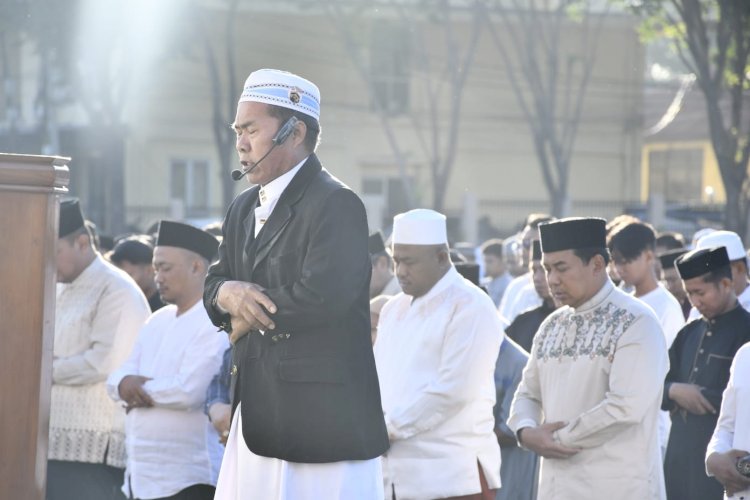 Ribuan Jamaah Padati Lapangan Bhayangkara, Kapolda NTT Rayakan Idul Adha dalam Semangat Toleransi dan Kebersamaan