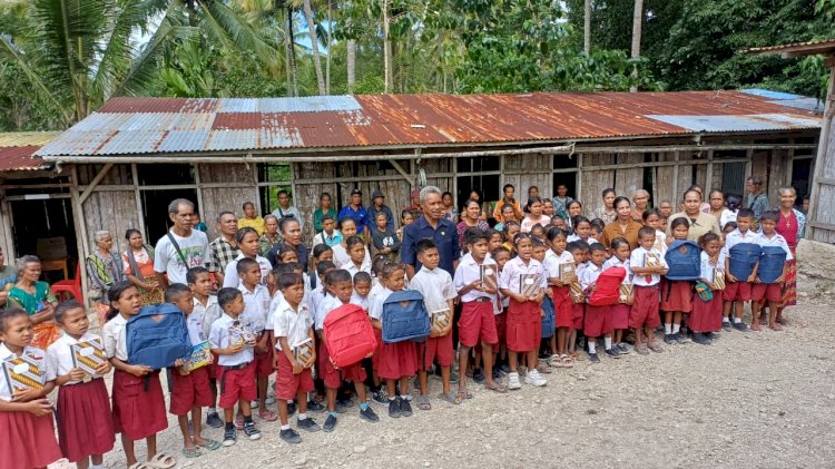 Sambut HUT Bhayangkara ke-80, Kapolda NTT Salurkan Tas dan Buku untuk Siswa SD Negeri Boof di Pedalaman TTS