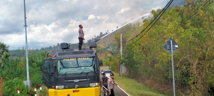 Sinergi TNI-POLRI dan Damkar Jinakkan Kebakaran Savana Bukit Silvia Labuan Bajo