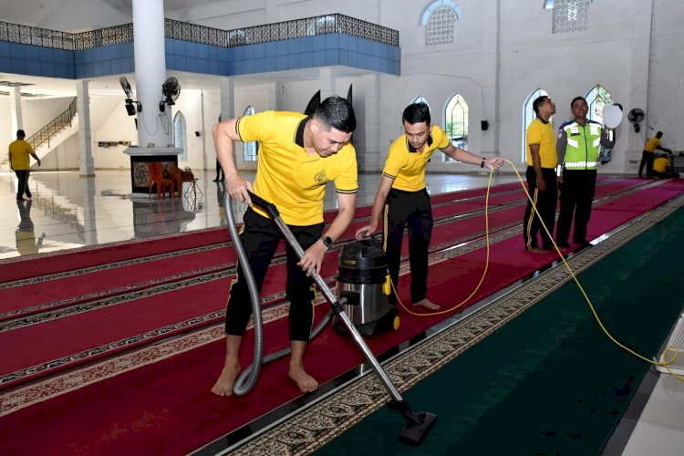 Sambut Hari Bhayangkara ke-80, Anggota Polda NTT Gelar Bhakti Religi di Masjid dan Gereja