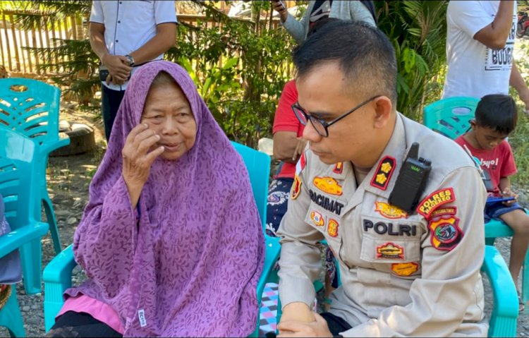 Tak Sekadar Berbagi Bansos HUT Bhayangkara ke 80, Kapolres Nagekeo Hadir Mendengar dan Menguatkan Warga Lansia