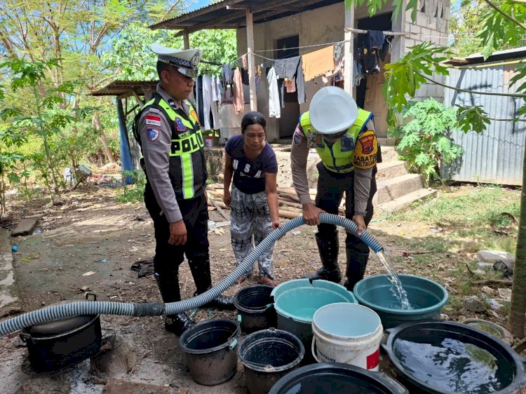 Wujud Kepedulian Polri di Hari Bhayangkara ke-80, Polres Sumba Timur Salurkan 10.000 Liter Air Bersih untuk Warga Padadita