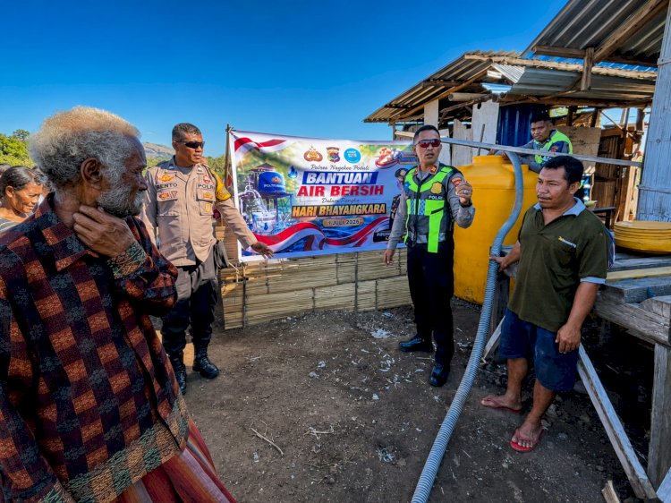 Sambut Hari Bhayangkara ke-80, Polres Nagekeo Salurkan Air Bersih untuk Warga Desa Makipaket