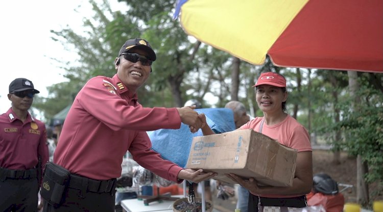 Sambut HUT Bhayangkara ke-80, Ditpamobvit Polda NTT Bagikan Kompor Gas Gratis untuk UMKM di Car Free Day Kupang