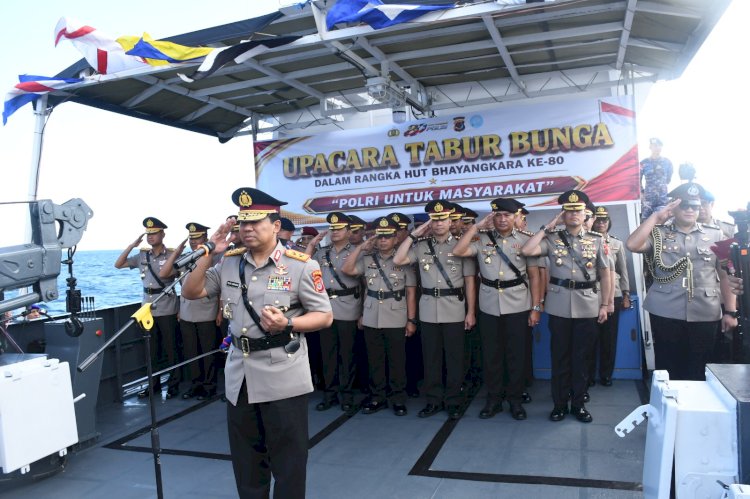 Peringati Hari Bhayangkara ke-80, Kapolda NTT Pimpin Upacara Tabur Bunga di Perairan Bolok Kupang