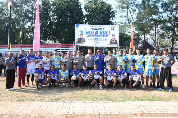 Kapolda NTT Saksikan Langsung Semifinal Turnamen Voli Hari Bhayangkara ke-80, Dua Satker ini akan Berhadapan di Final