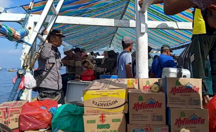 Polisi yang Mengabdi dengan Hati: Kisah Kapolsek Pulau Ende yang Menjadi Imam, Guru Ngaji, dan Sahabat Masyarakat