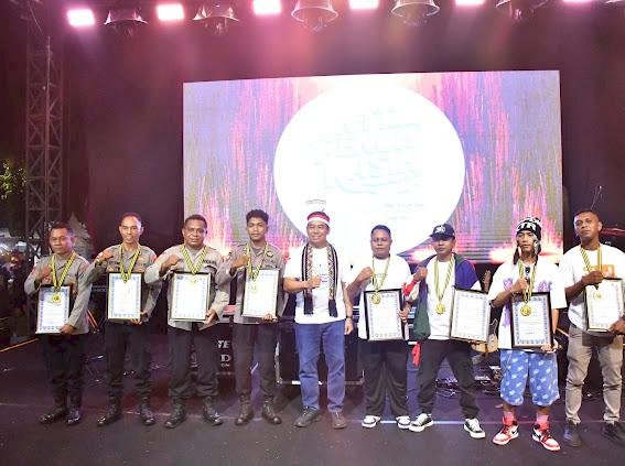 Malam Puncak HUT Bhayangkara ke-80, Kapolda NTT Beri Penghargaan kepada Personel Berprestasi dan Brata Tim Boy Band Polres Lembata