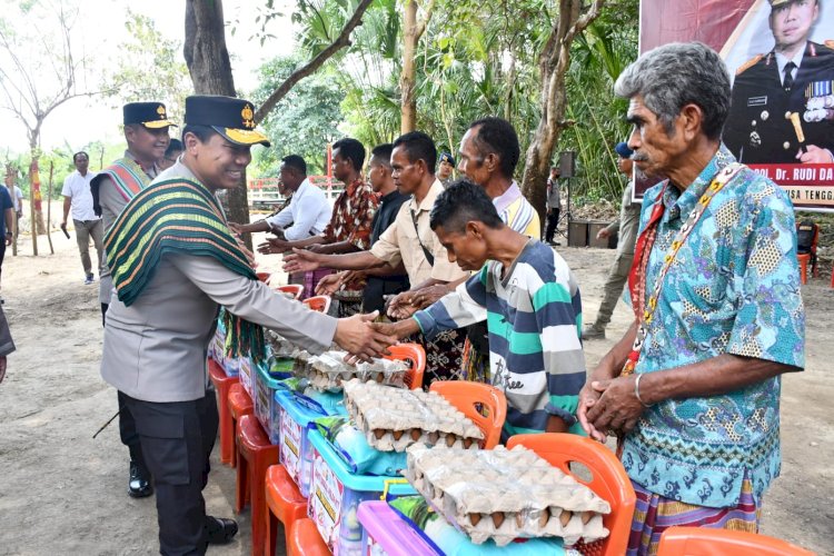 Kapolda NTT Salurkan Bantuan Sosial kepada Warga Desa Benu Usai Resmikan Jembatan Merah Putih