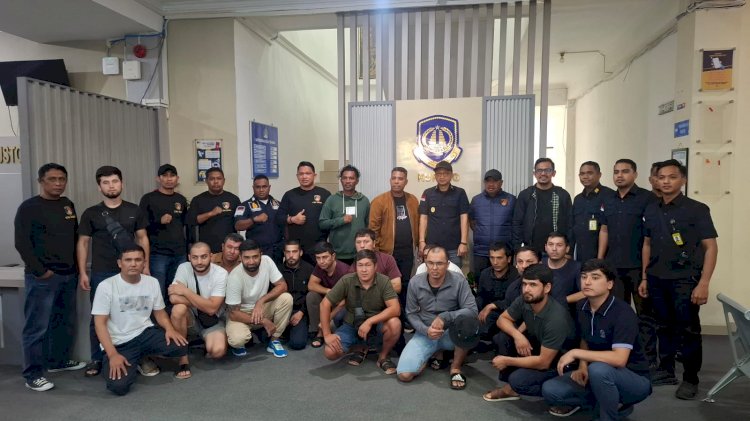 Polres Alor Amankan 16 Orang WNA Asal Uzbekistan yang Terdampar di Kabupaten Alor