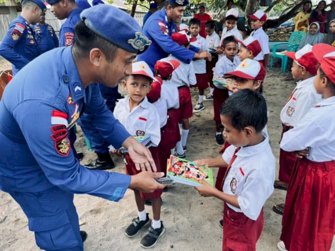 Sambut HUT ke-81 RI, Ditpolairud Polda NTT Bagikan Bendera dan Alat Tulis untuk Warga Pesisir Flotim