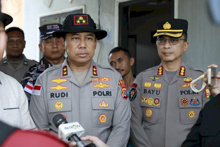Kapolda NTT Tinjau Rumah Warga Terdampak Gempa, Salurkan Bantuan Sosial