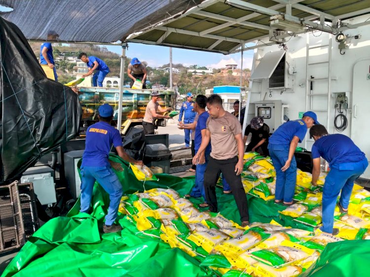 Kapal Polairud Polda NTT Angkut 17,5 Ton Beras dan Ratusan Paket Sembako untuk Korban Gempa Reo