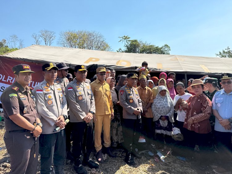 Kapolri Didampingi Kapolda NTT Tinjau Pengungsian di Manggarai, Pastikan Kebutuhan Warga Terpenuhi
