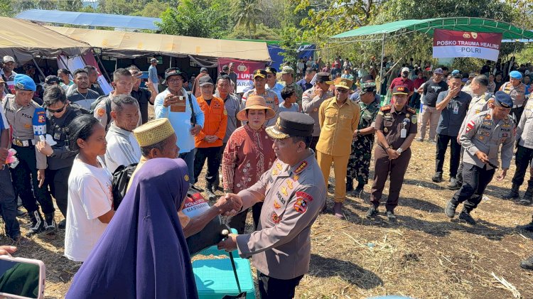 Kapolri Bersama Ketua Komisi IV DPR RI Tinjau Pengungsi di Lamba Leda Utara, Serahkan 1.300 Paket Sembako