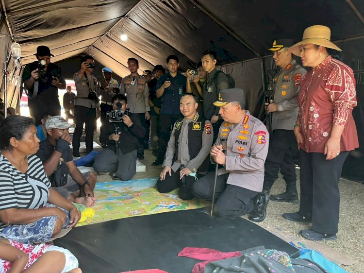 Kapolri Bersama Ketua Komisi IV DPR RI, Didampingi Kapolda NTT, Tinjau Pengungsi Gempa di Reo, Serahkan Ribuan Paket Sembako dan Kebutuhan Pengungsi