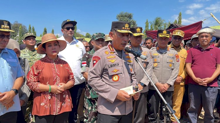Polri Perkuat Penanganan Gempa NTT, Kapolri Tinjau Lokasi Terdampak dan Serahkan Bantuan
