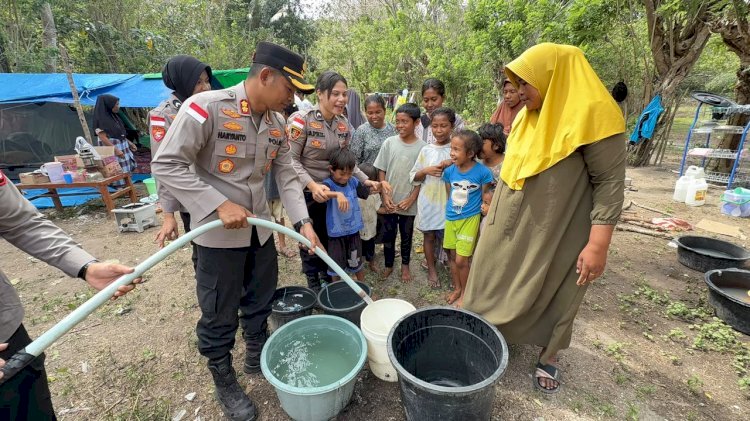 Polres Manggarai Timur Salurkan Air Bersih ke Posko Pengungsian, Pastikan Kebutuhan Dasar Warga Terpenuhi