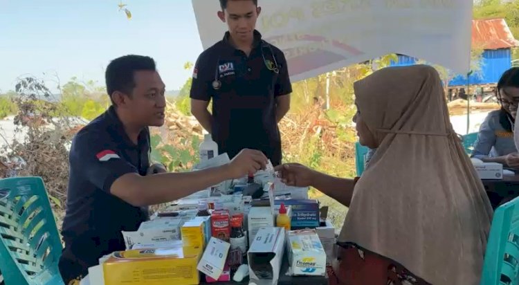 Polri Hadirkan Pelayanan Kesehatan dan Salurkan Bantuan di Pengungsian Lamba Leda Utara