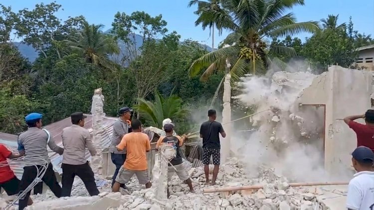 Polri dan Warga Golo Ndaring Bersinergi Bersihkan Puing di Teong Toda Pascagempa M 7,7