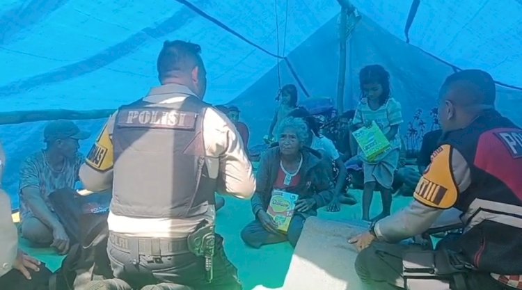 Polri Salurkan Bantuan Kapolri kepada Warga Terdampak Gempa di Kampung Ratung