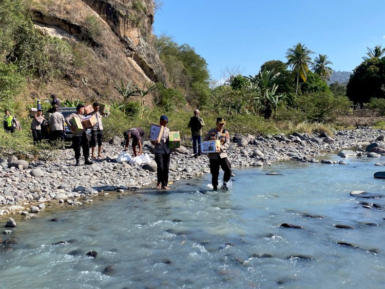 Menembus Jalan Terjal, Polri Hadir Membawa Harapan: Kapolres Nagekeo Salurkan Bantuan Kapolda NTT untuk Warga Terdampak Gempa